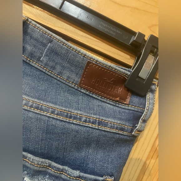 Hollister Destroyed High Waisted Jeans - Picture 7 of 7